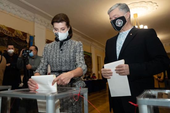 У твідовому костюмі і на шпильках: Марина Порошенко у діловому аутфіті прийшла на вибори