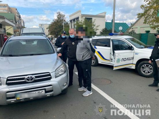 Поліція встановила чоловіка, який під Києвом скоїв напад на кандидата в депутати