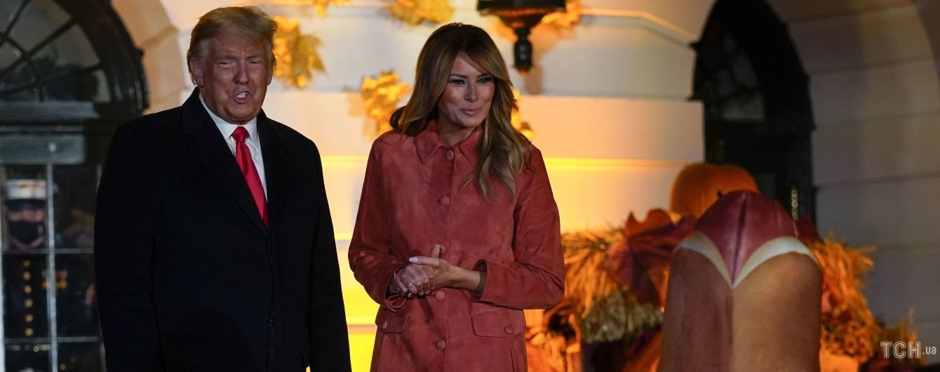 Гарбузи, костюм хот-дога і подарунки: Меланія Трамп у замшевому пальті відсвяткувала Геловін у Білому домі