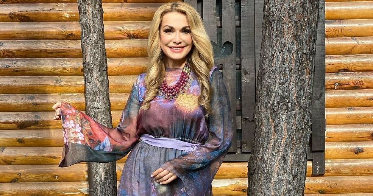 У квітковій сукні та з намистом на шиї: Ольга Сумська похизувалася ефектним луком