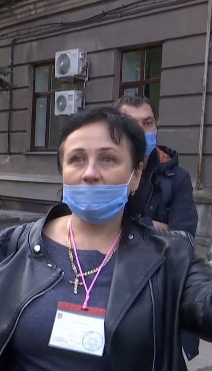 Сотни людей собрались у запорожского избирательного участка, чтобы сдать протоколы