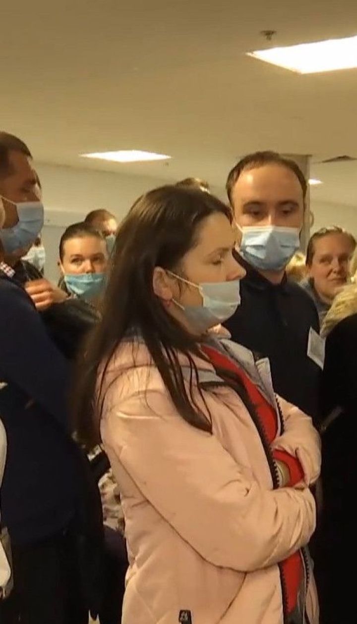 На ногах по полтора суток: во Львове члены участковых комиссий образовали длинные очереди