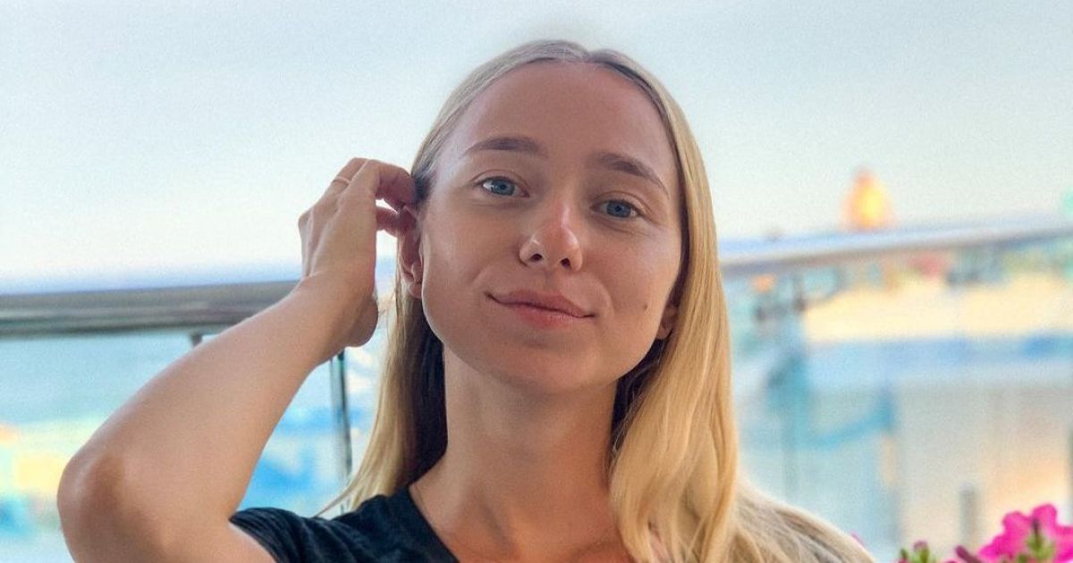 Молодая жена Виктора Павлика эротично позировала топлес
