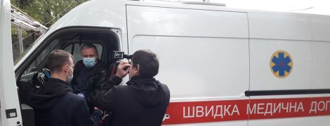 Вагітну підкидало на носилках і било у живіт: стали відомі подробиці скандалу зі швидкою під Києвом