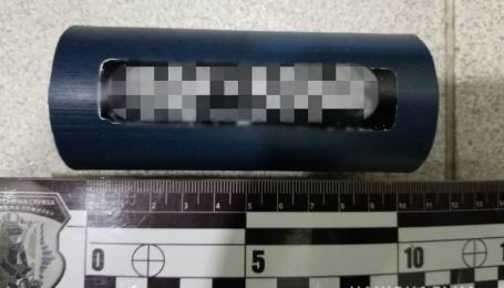В Одессе на территории избирательной комиссии нашли дымовую гранату: фото