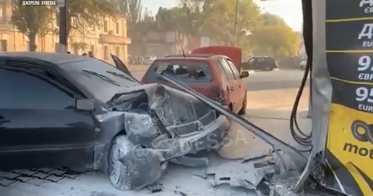 В Одессе автомобиль влетел в АЗС, протаранил легковушку и задымился: фото, видео