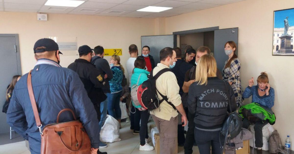 В Одесі у члена виборчої комісії, що чекав черги на здачу протоколів, трапився інфаркт: він помер