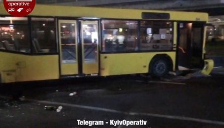 У Києві на Видубичах автобус на швидкості "влетів" в продуктову ятку: є постраждалі