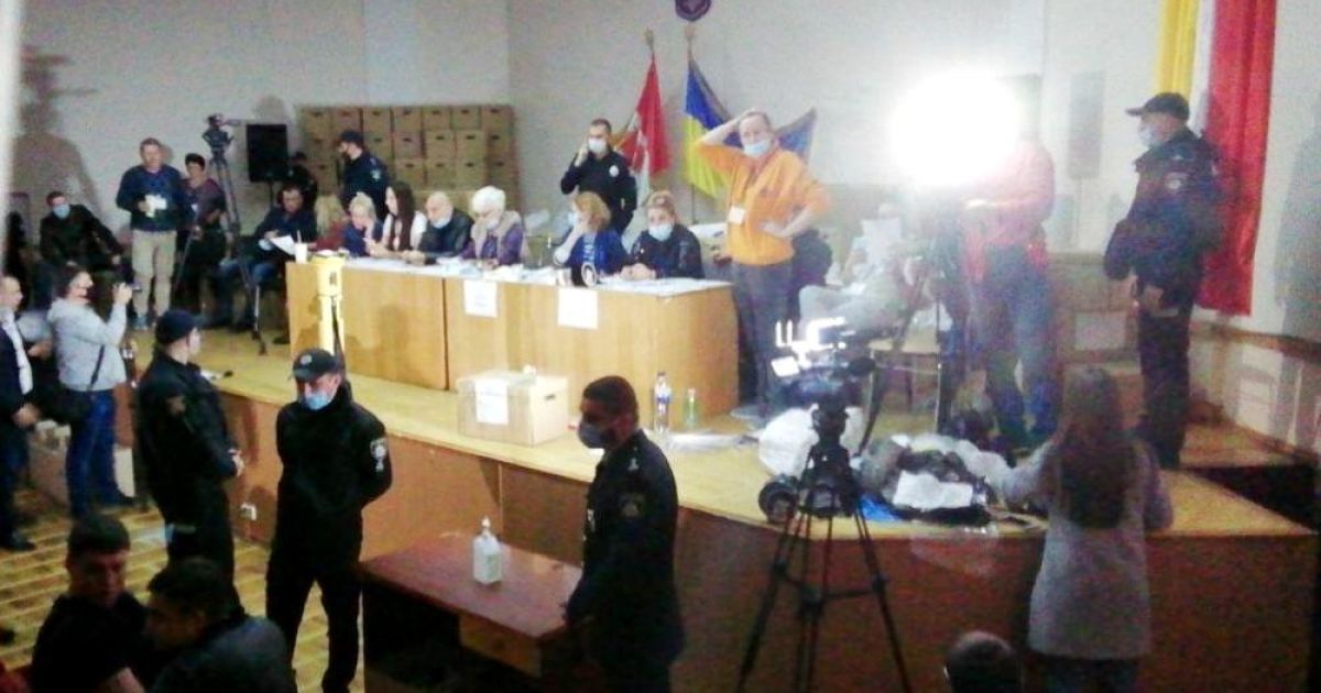 В Одесі невідомі зірвали роботу комісії: будівлю спочатку знеструмили, а потім "замінували" (фото, відео)