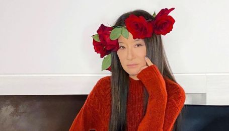 С венком на голове и модном наряде: 71-летняя Вера Вонг поразила молодостью