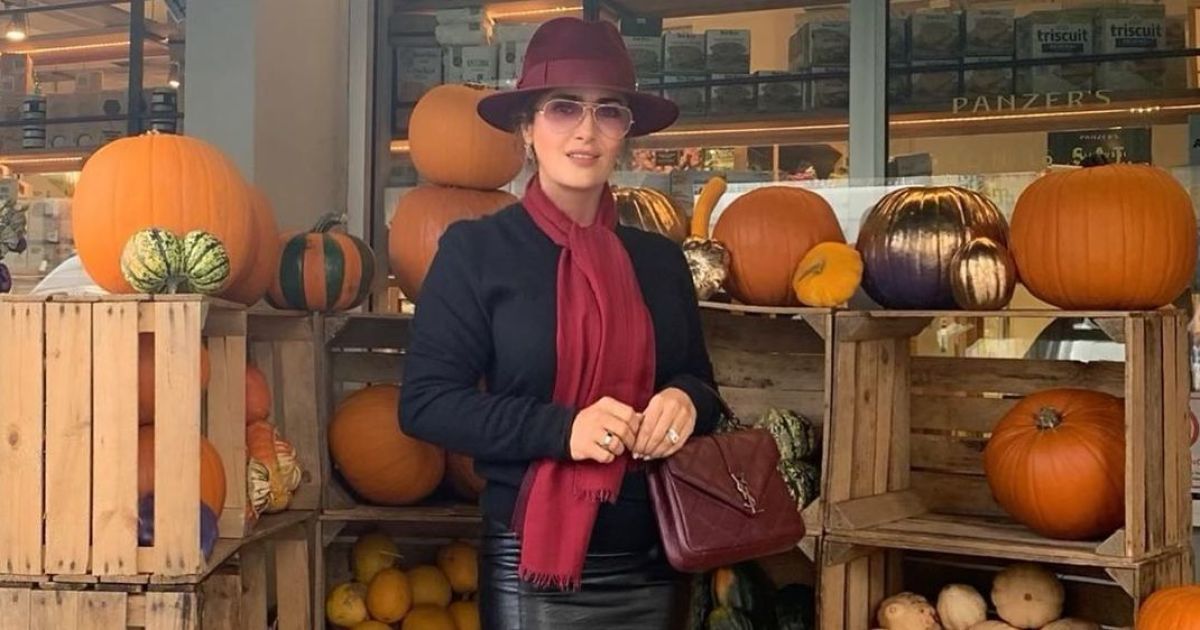 В кожаной юбке и шляпе цвета марсала: Сальма Хайек приехала за тыквой