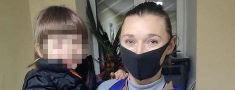 Мама сильно плакала: в Киеве разыскали родителей, которые бросили в парке свою пятилетнюю дочь