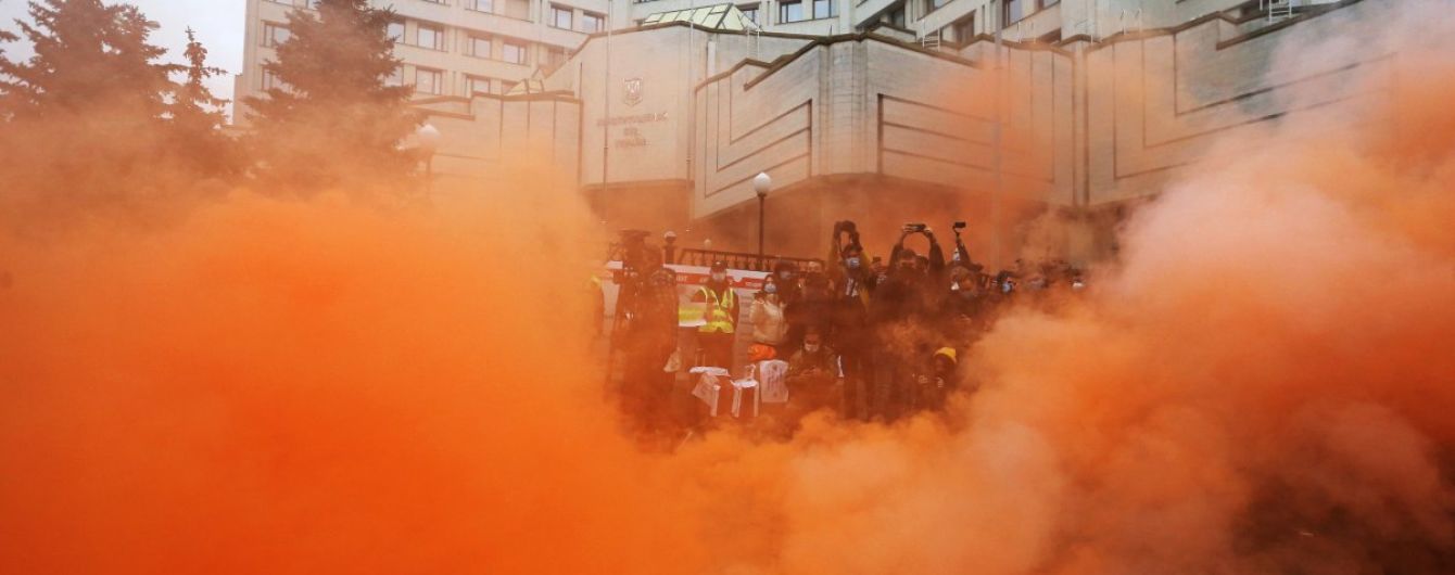 Масштабный протест и первая отставка в КСУ: как разворачивается самый громкий скандал недели о э-декларациям