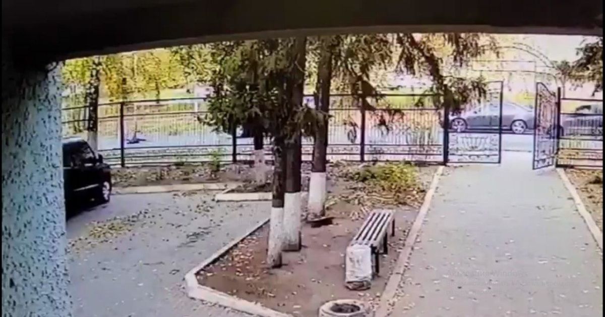 Пролетіла кілька метрів: у Харкові автівка збила дитину, яка перебігала дорогу (відео)