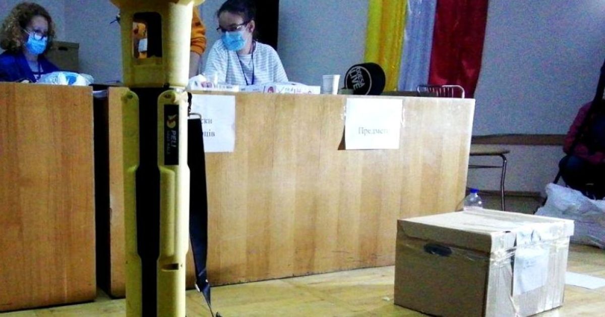 Сам заповнив, сам розписався: у Запорізькій області голова виборчої комісії намахлював з протоколами