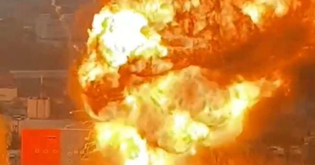 В Москве масштабно горят склады с газовыми баллонами: слышны взрывы, небо в черном дыму