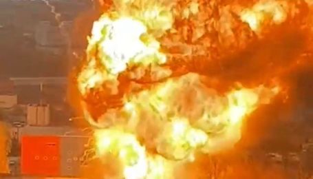 В Москве масштабно горят склады с газовыми баллонами: слышны взрывы, небо в черном дыму