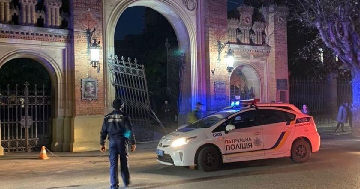 В Черновцах автомобиль на большой скорости снес ворота национального университета