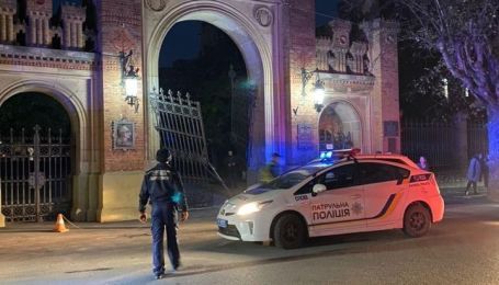 В Черновцах автомобиль на большой скорости снес ворота национального университета