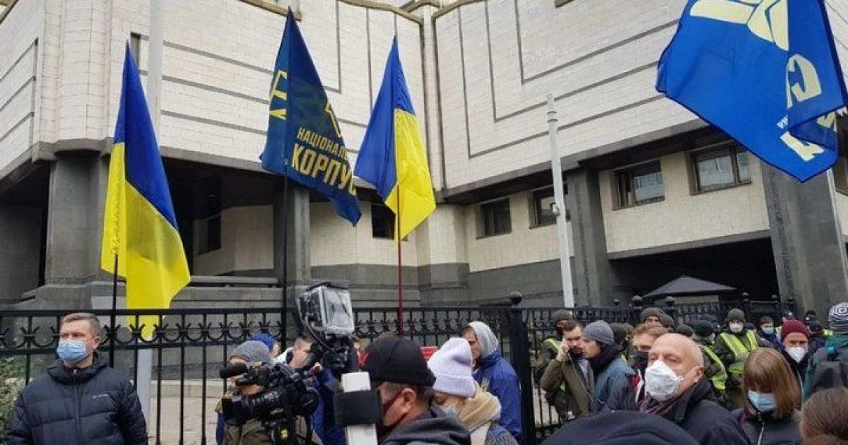 У Києві під стінами Конституційного суду розпочався "мовний" протест: фото