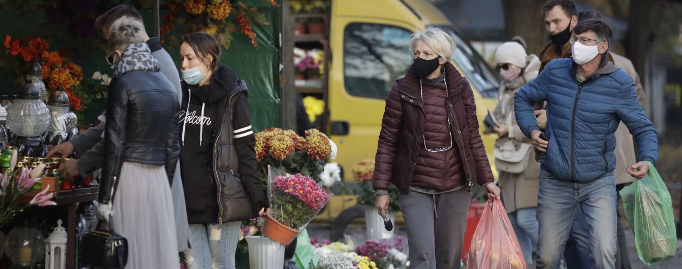 Зачиняють торгові центри і відправляють людей на "дистанційку": Польща опинилася за крок до повного локдауну