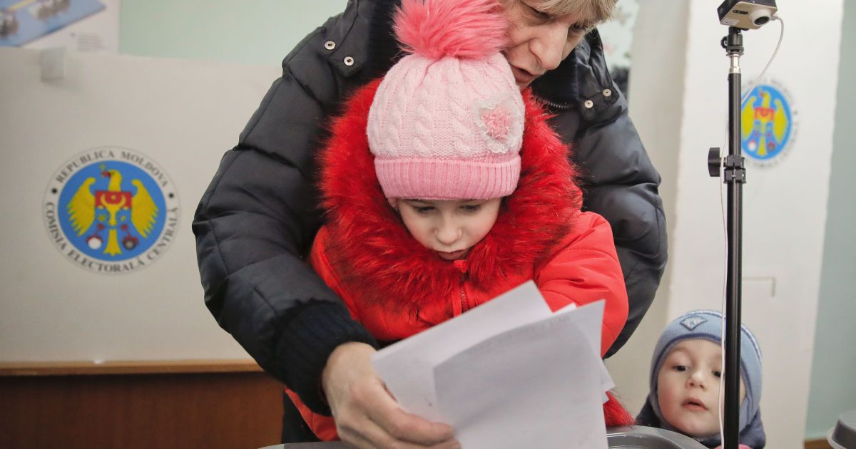 ЦИК Молдовы утвердила итоги первого тура выборов: Додон и Санду продолжат борьбу