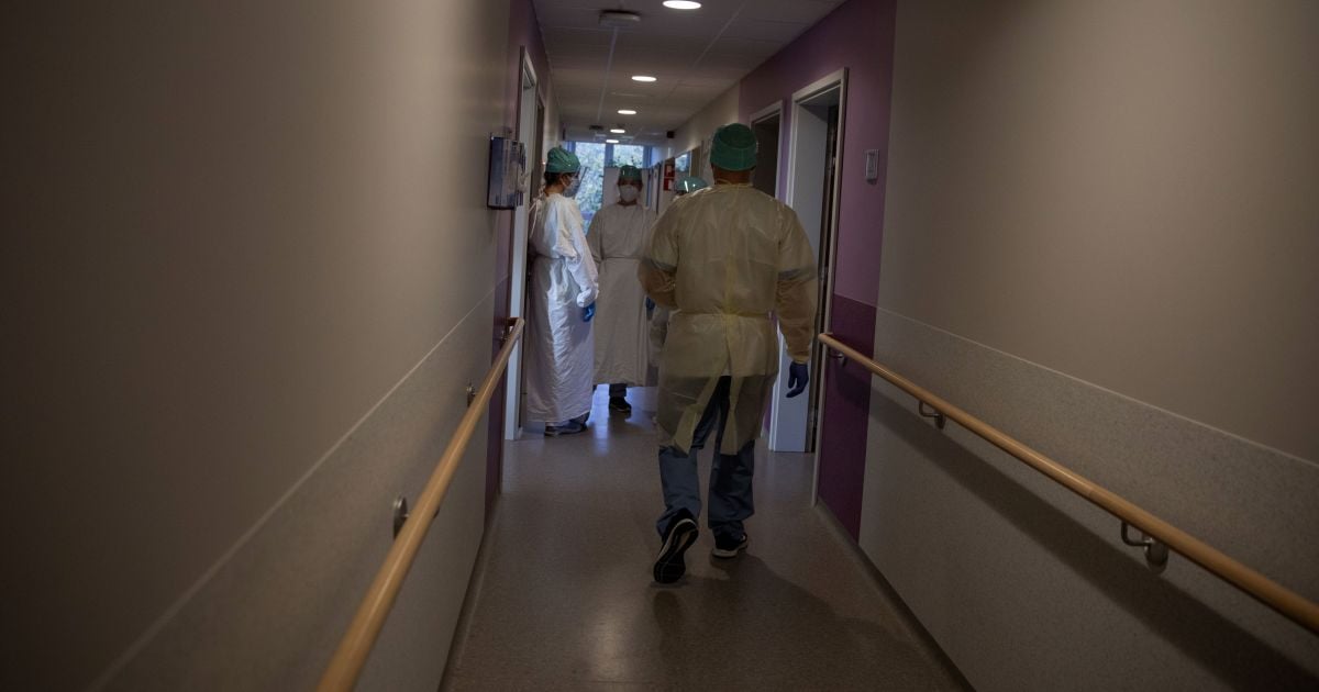 Повесилась в туалете: в Сумской области пациентка с коронавирусом в больнице свела счеты с жизнью