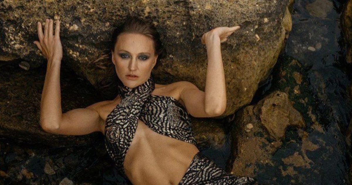 Екс"ВІА Гра" LAYAH роздягнулася догола посеред сміття