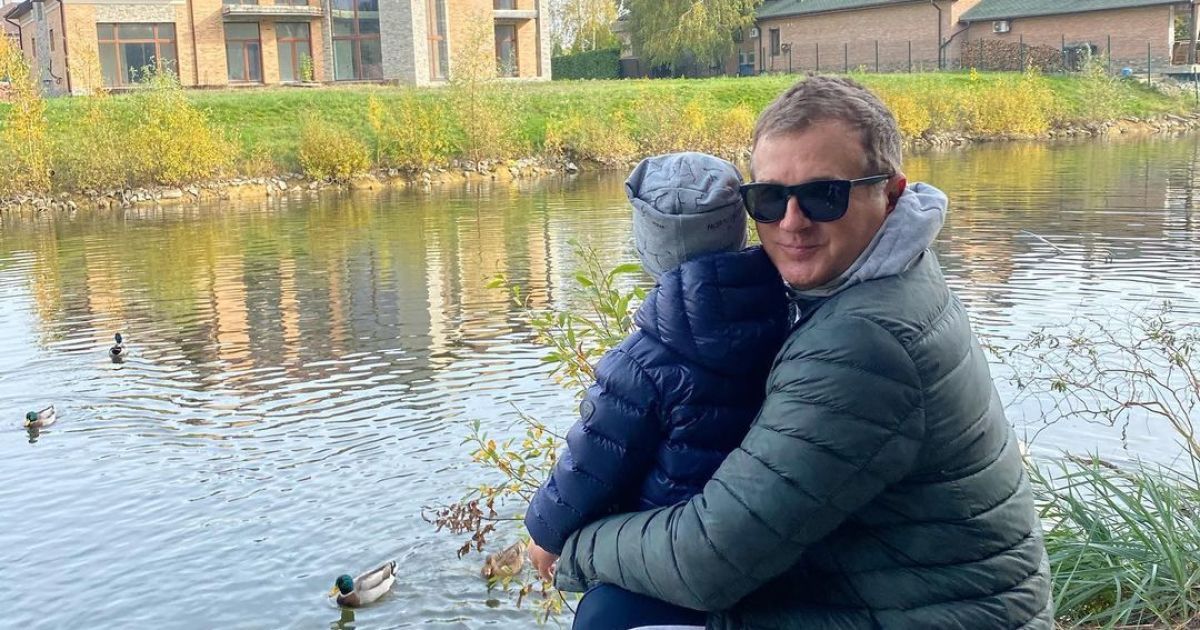 Юрий Горбунов очаровал фото, как трехлетний сын готовит подарок для бабушки