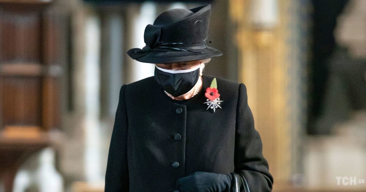 В черном аутфите и с брошью "Звезда Жардин": королева Елизавета II на мероприятии