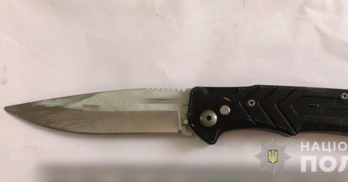 В Киеве мужчина ударил прохожего ножом в живот во время ссоры на улице