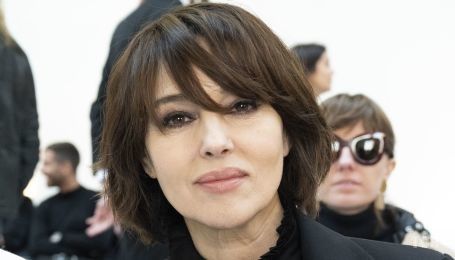 У капелюсі і мінісукні з квітів: Моніка Беллуччі позувала ногами на черепі