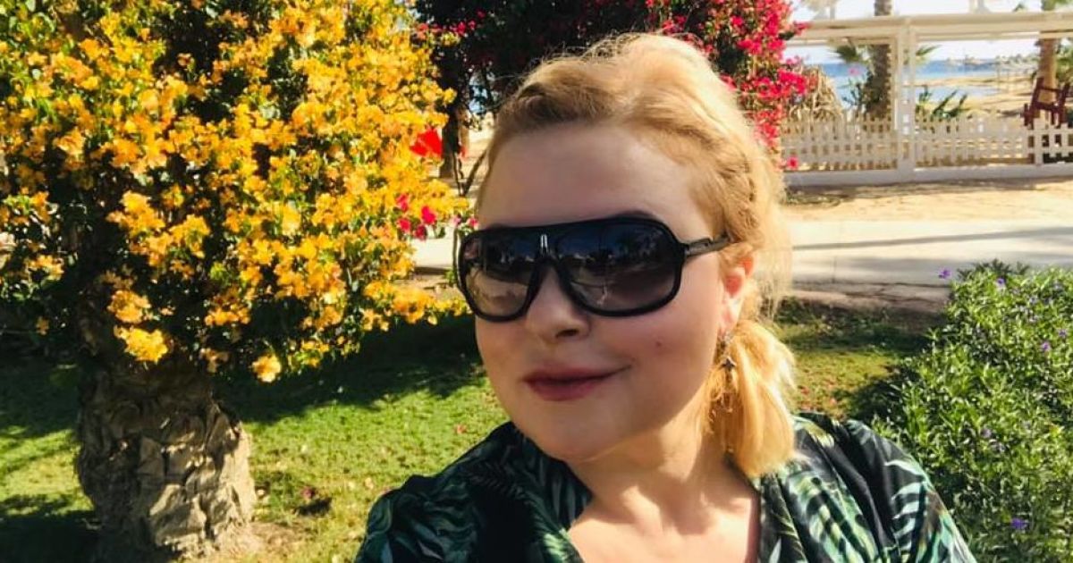 Звезды на отдыхе: Мария Бурмака в оливковом бикини загорает на пляже