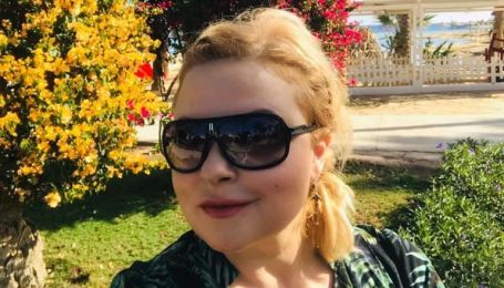 Звезды на отдыхе: Мария Бурмака в оливковом бикини загорает на пляже