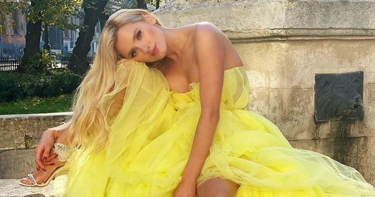 В лимонном платье с обнаженными плечами: Ирина Федишин в ярком луке заинтриговала поклонников