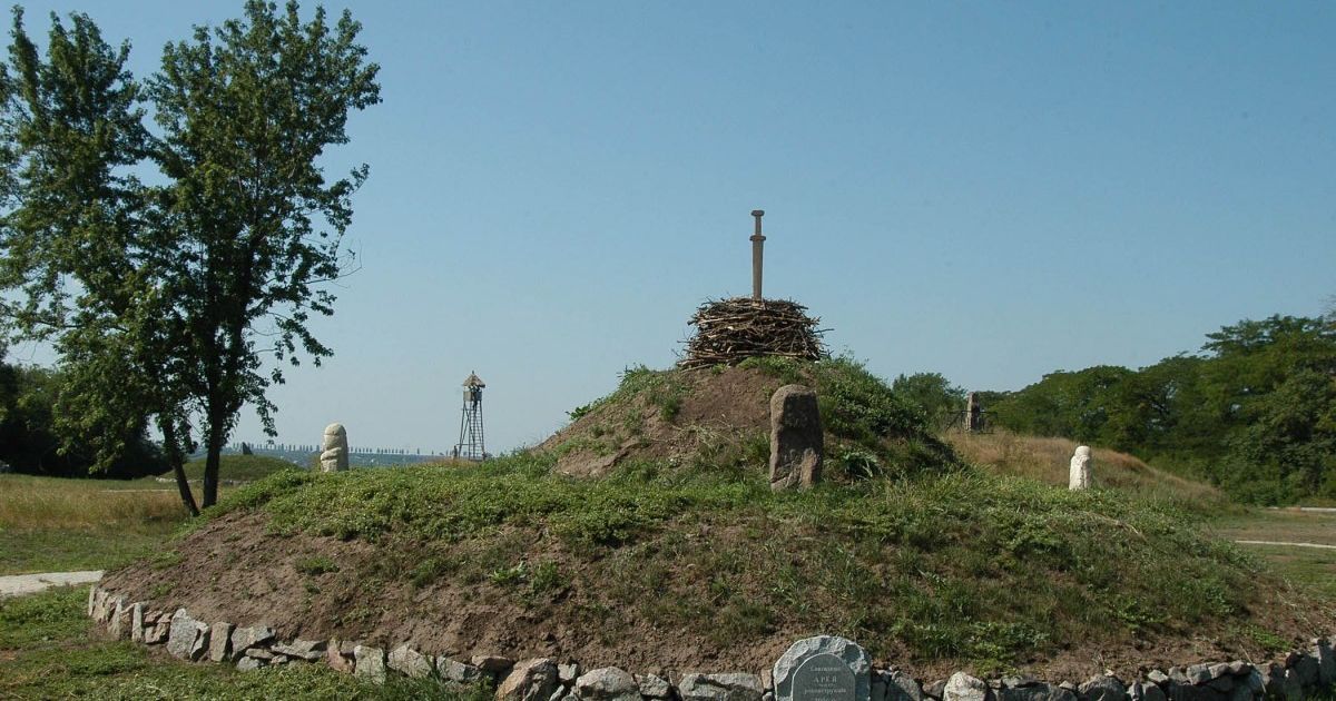 В одном кургане Лиманского района обнаружено 15 захоронений разных народов и времен