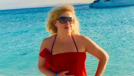 В купальнике и ярком парео: Мария Бурмака позировала на пляже на фоне яхты