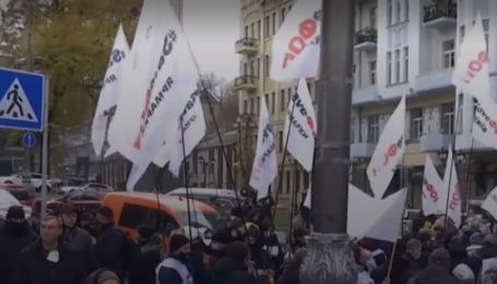 У центрі Києва підприємці на знак протесту перекрили рух: чого вимагали