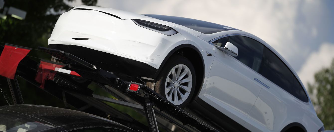 У Tesla під час руху без причини відвалилося заднє скло: відео