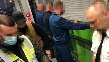 От 100 до 200 долларов с пассажира: в аэропорту "Борисполь" таможенники системно требовали взятки с граждан