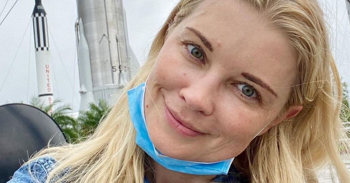 В джинсовом платье-рубашке: Лидия Таран радостно плескалась в океане