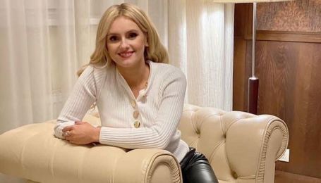В белой кофте и кожаных штанах: стильный образ Ирина Федишин
