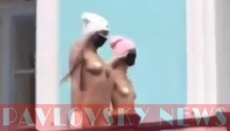 В Киеве возле стен Андреевской церкви снимали видео с двумя обнаженными девушками