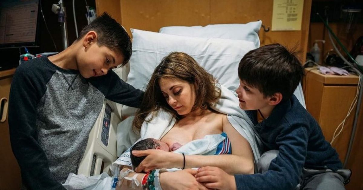 Фотосессия родов, на которых присутствовала 9-летний ребенок, подорвала Cеть