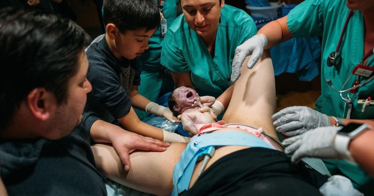 Фотосесія пологів, на яких була присутня 9-річна дитина, підірвала Мережу