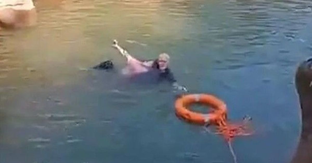 Дипломат-герой: в Китае британский генконсул вытащил из воды студентку, которая начала тонуть