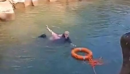 Дипломат-герой: в Китае британский генконсул вытащил из воды студентку, которая начала тонуть