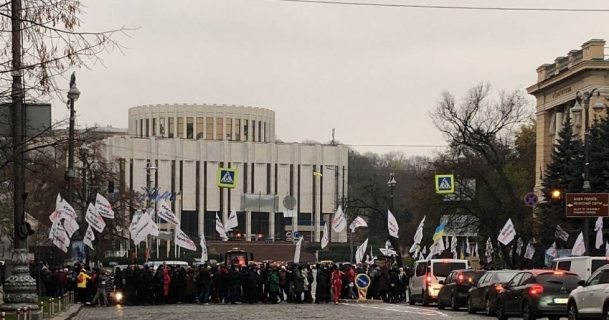 В центре Киева митингующие заблокировали движение по улице Грушевского: появилось видео