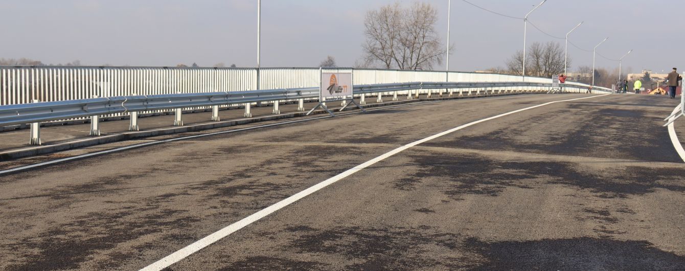 На Закарпатье открыли автомобильный мост на международной трассе, который "строили" 15 лет