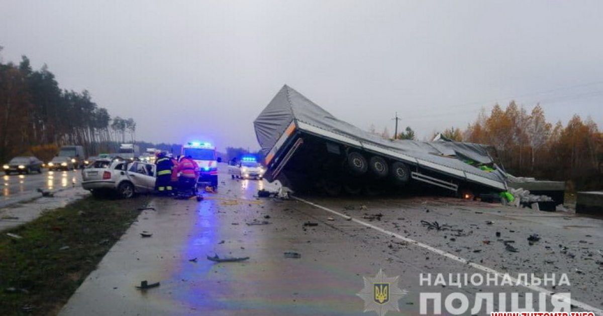 Под Житомиром фура раздавила легковушку, которая вылетела на встречную полосу